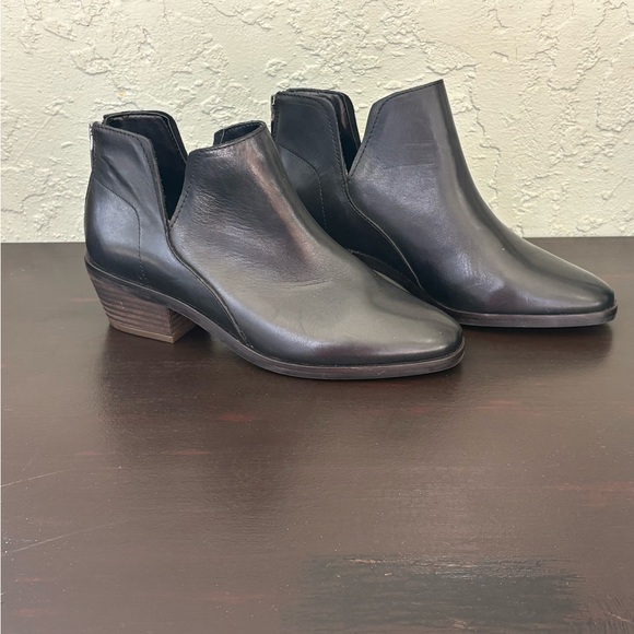 Vince Camuto Black Leather Ankle Booties with Back Zipper Sz 7.5 Heel 2” - Picture 2 of 13